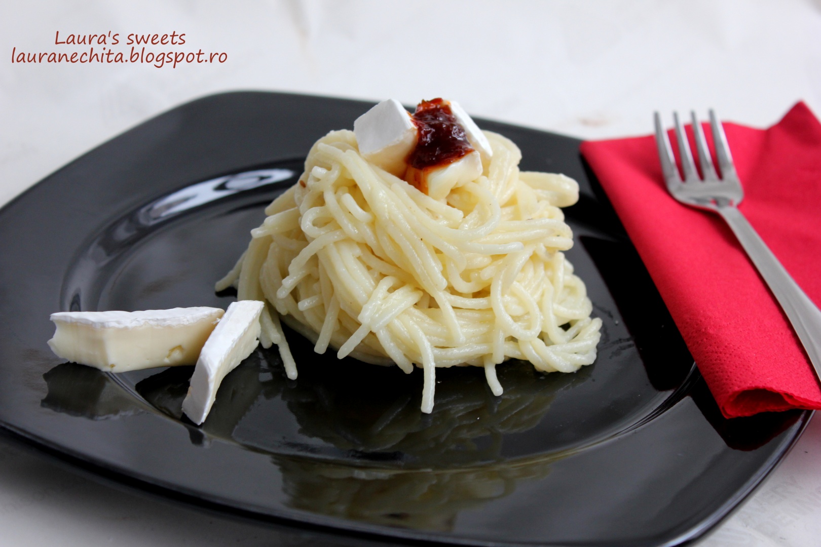 Paste cu brie si dulceata de ardei iuti