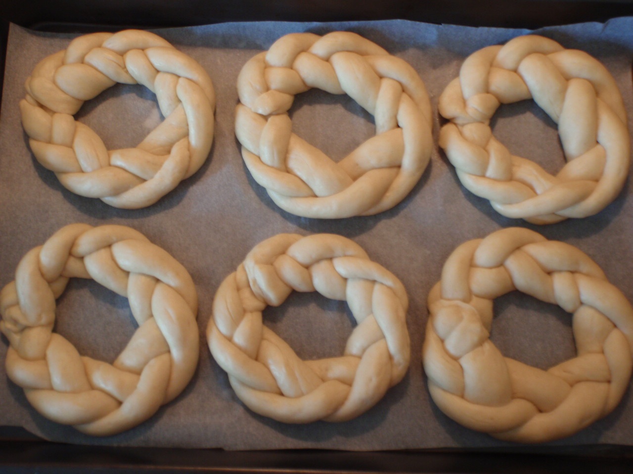 Reteta de colacei impletiti – simpli, pufosi si deliciosi