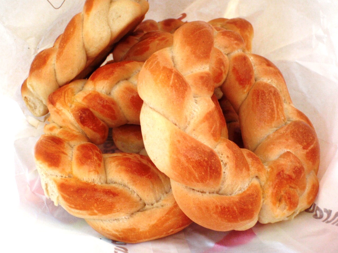 Reteta de colacei impletiti – simpli, pufosi si deliciosi