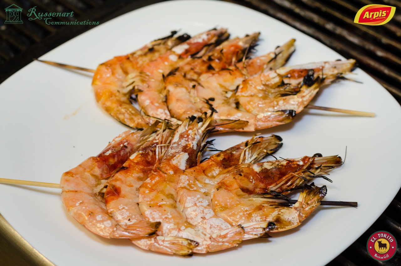 Frigarui de creveti la gratar cu salata de varza si avocado