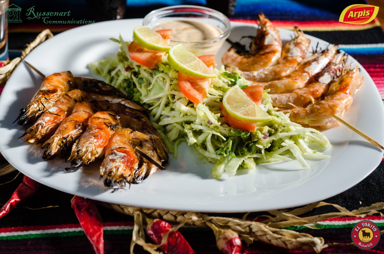 Frigarui de creveti la gratar cu salata de varza si avocado