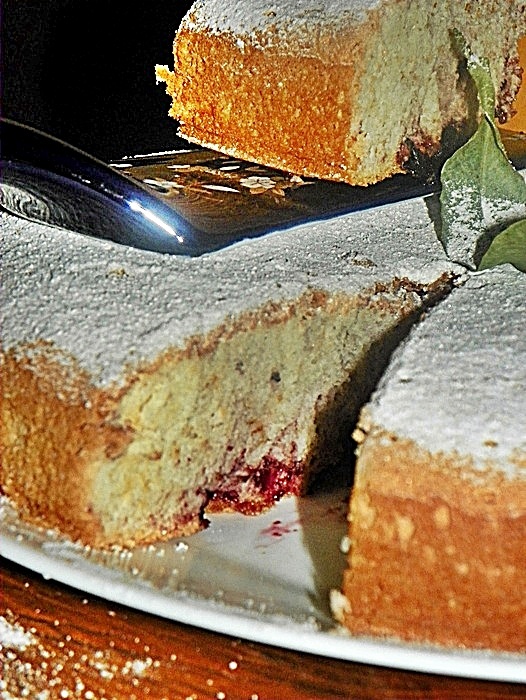 Chec din albusuri, cu dulceata de mure