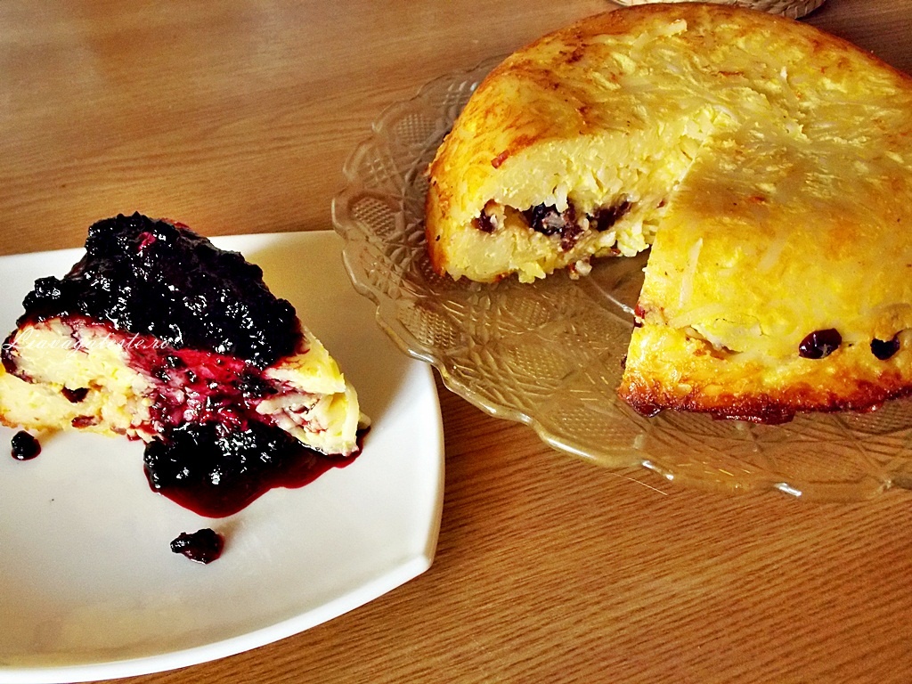 Budinca din paste, cu merisoare si dulceata de afine