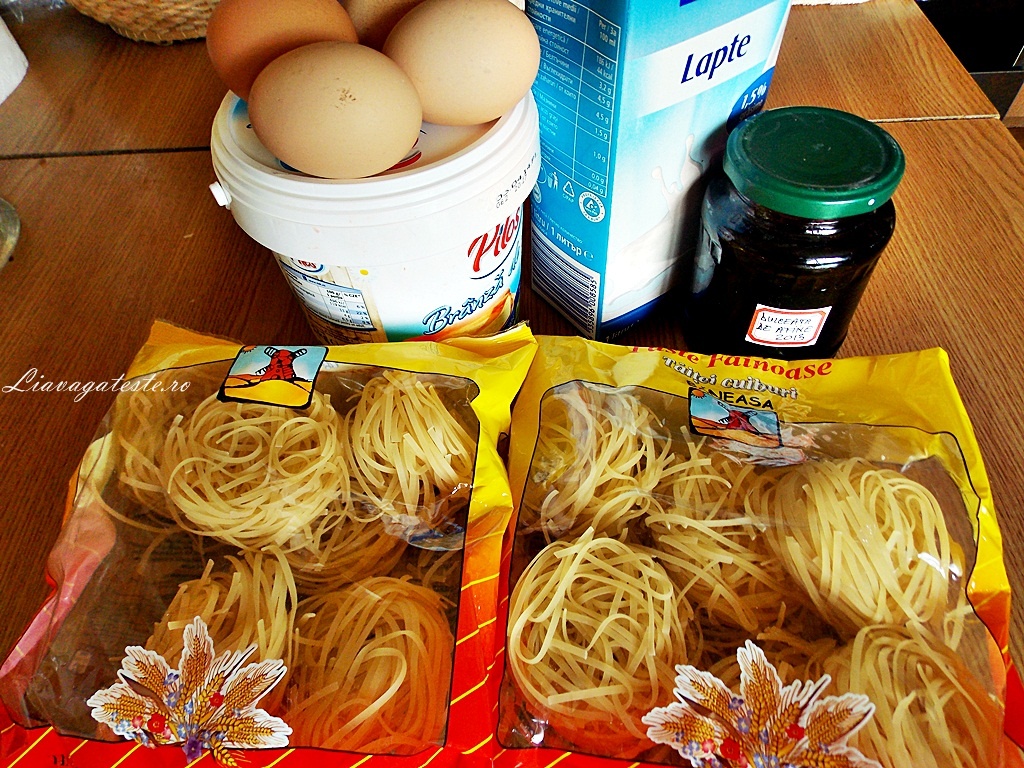 Budinca din paste, cu merisoare si dulceata de afine