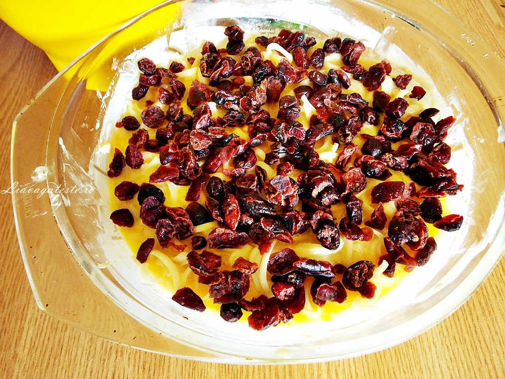 Budinca din paste, cu merisoare si dulceata de afine