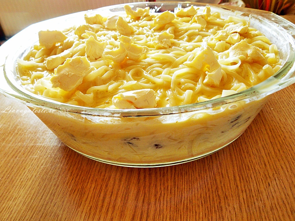 Budinca din paste, cu merisoare si dulceata de afine