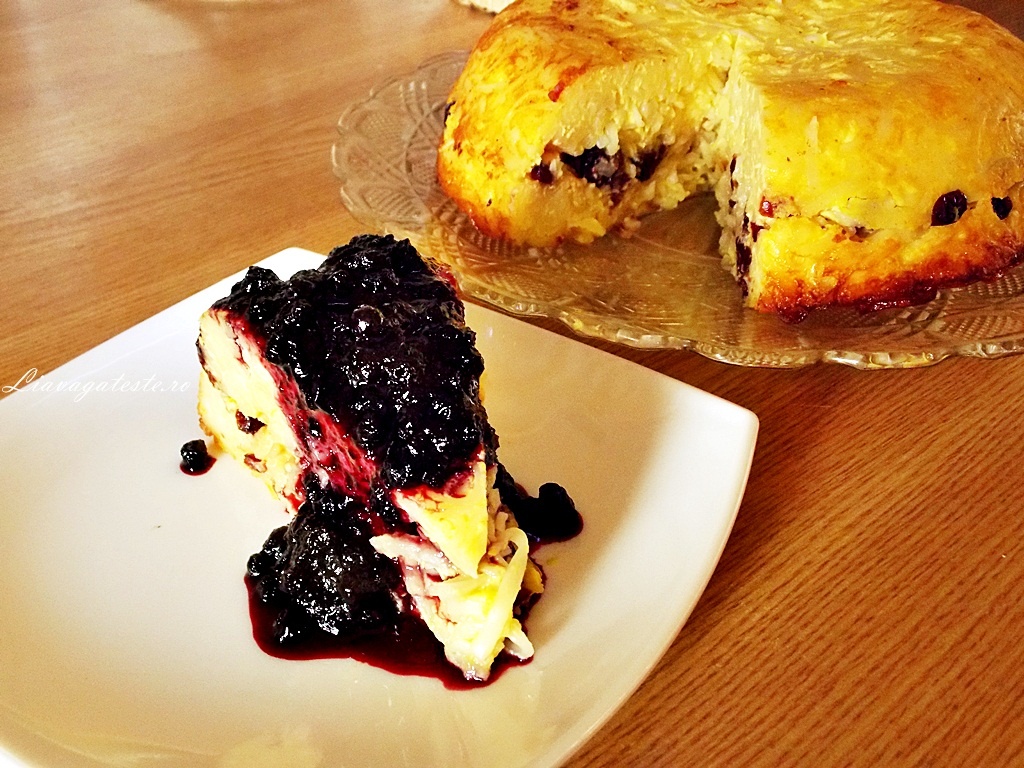Budinca din paste, cu merisoare si dulceata de afine