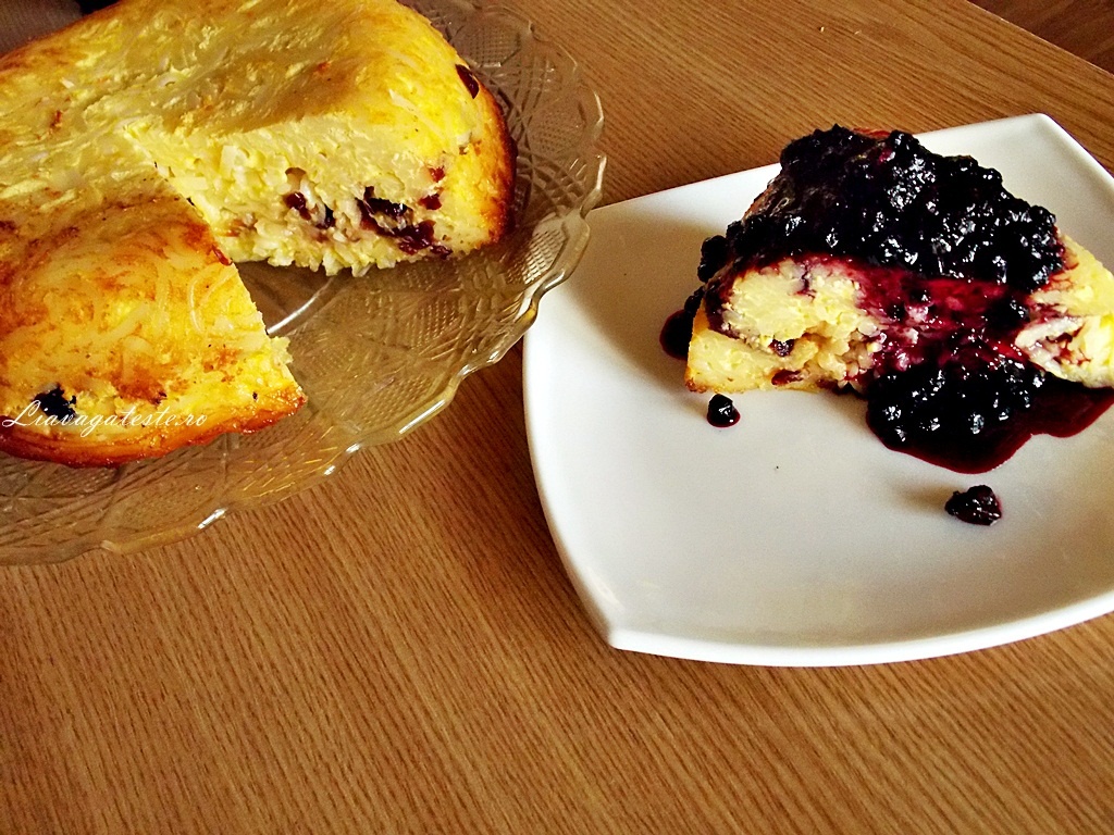 Budinca din paste, cu merisoare si dulceata de afine