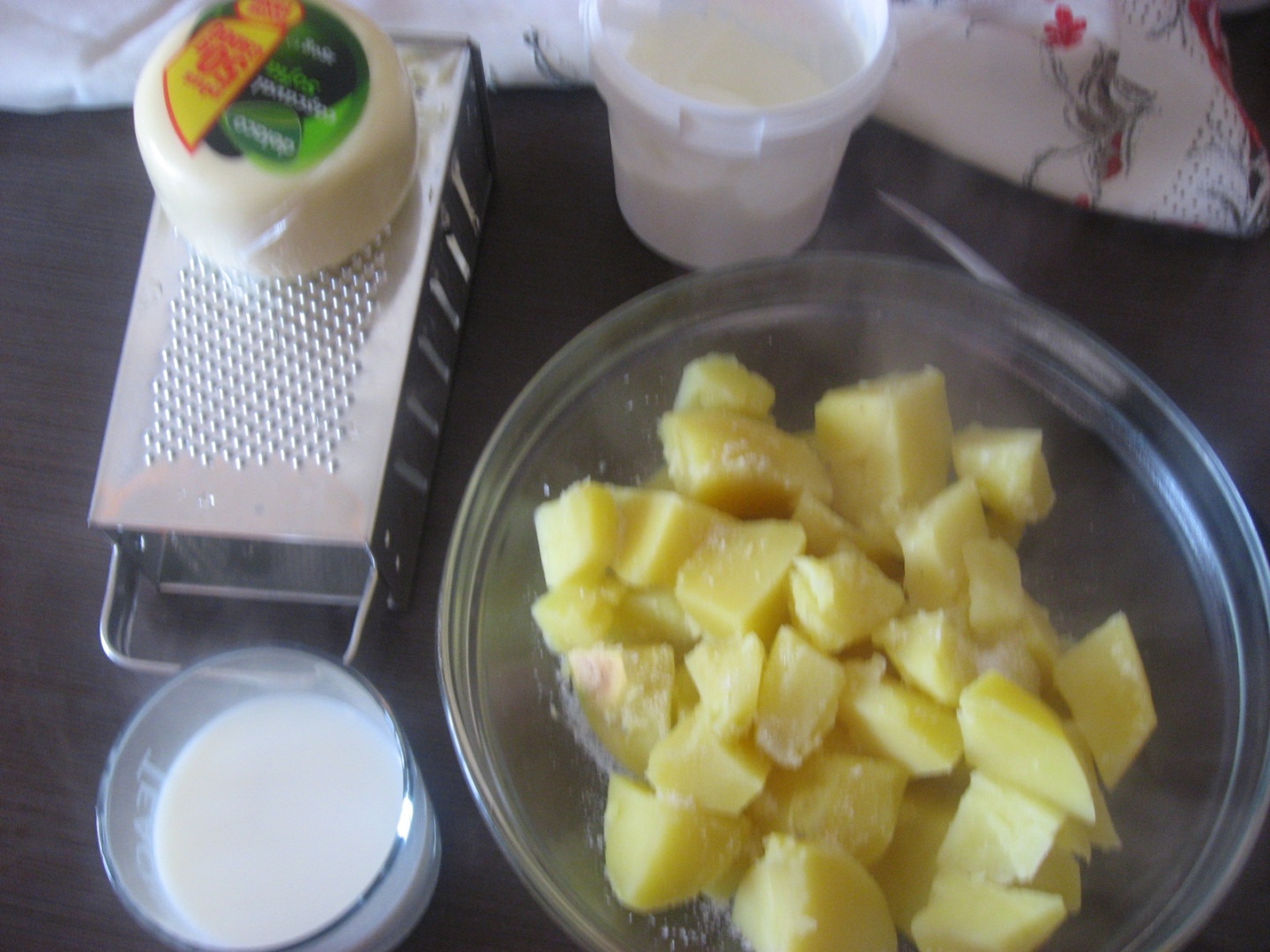 Cartofi cu cascaval, snitele de curcan si salata