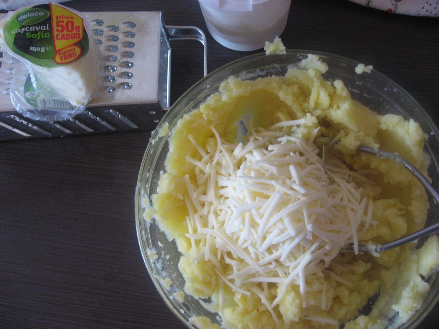 Cartofi cu cascaval, snitele de curcan si salata