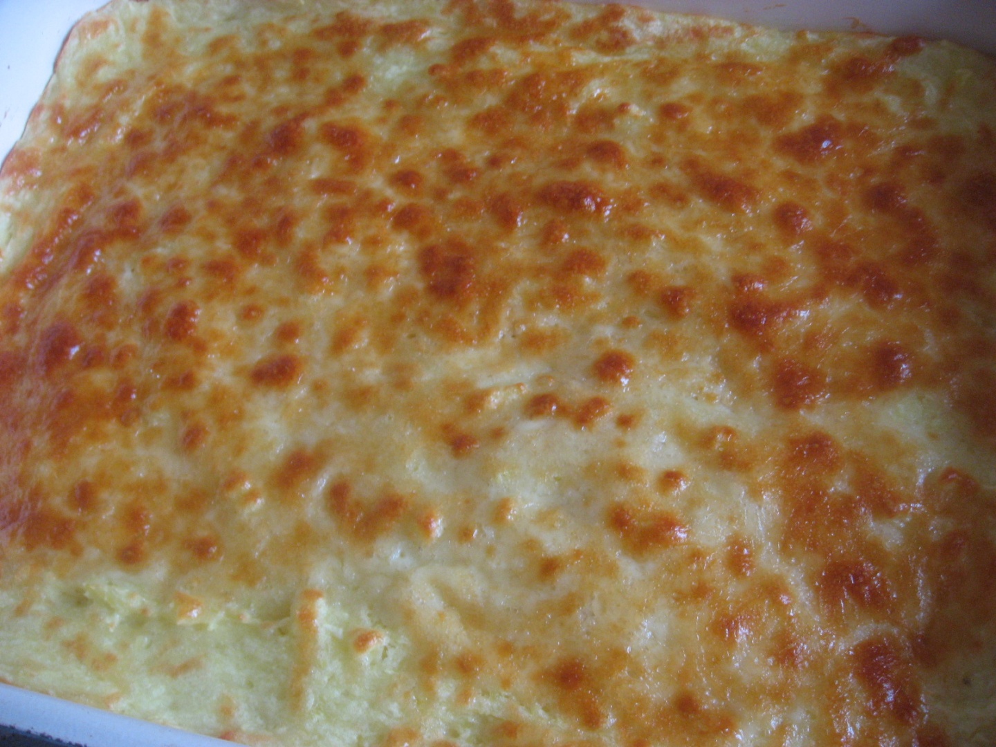 Cartofi cu cascaval, snitele de curcan si salata