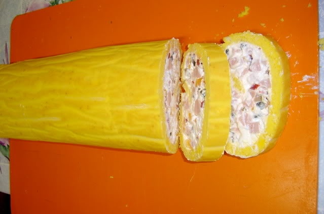 Rulada aperitiv cu branza si sunca de pui