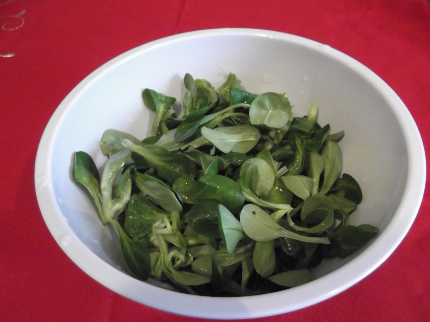 Salată de valeriană cu ouă și mozzarella.