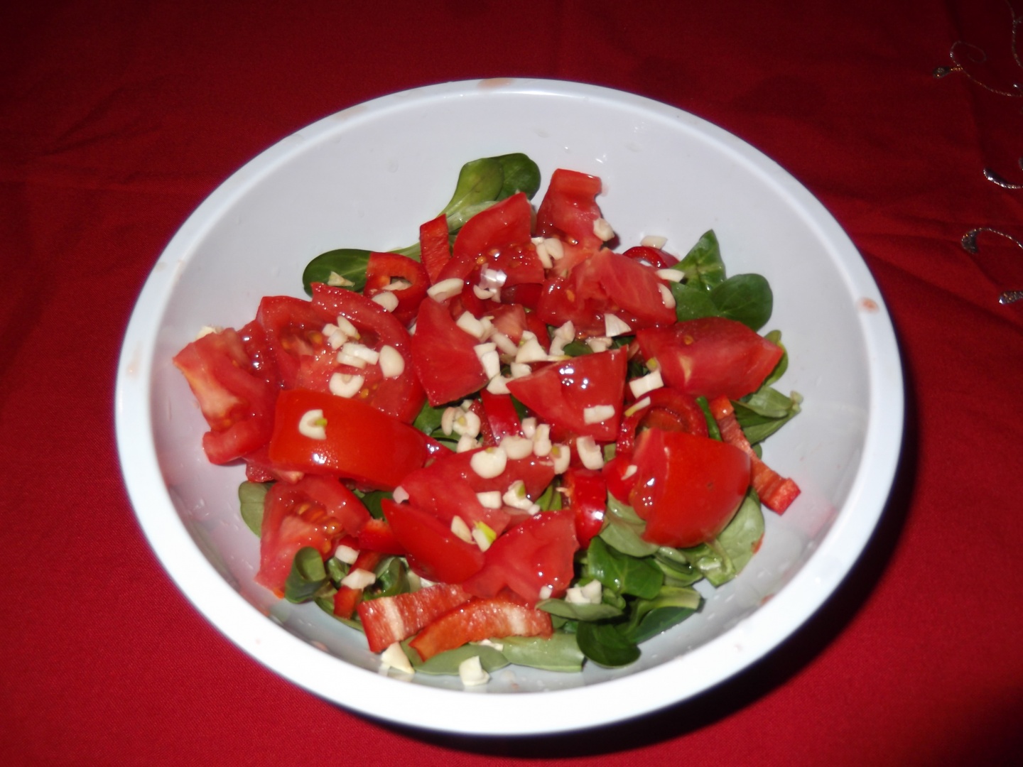 Salată de valeriană cu ouă și mozzarella.