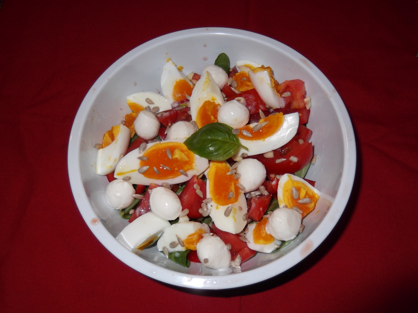 Salată de valeriană cu ouă și mozzarella.
