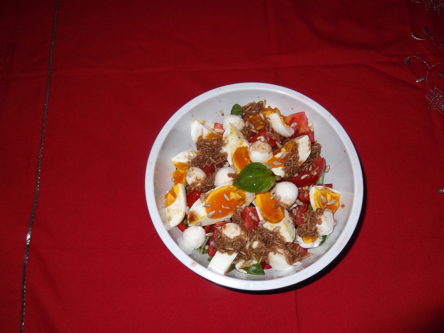 Salată de valeriană cu ouă și mozzarella.