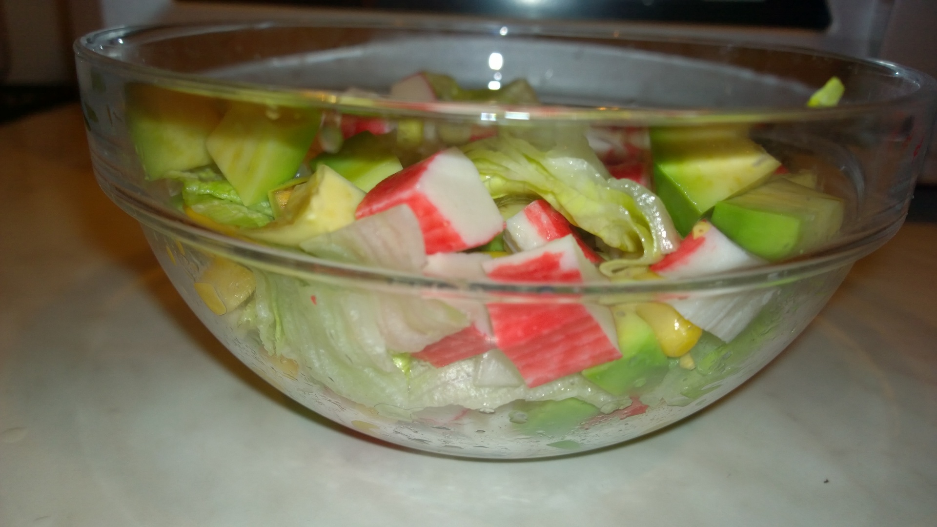 Salată cu avocado și surimi