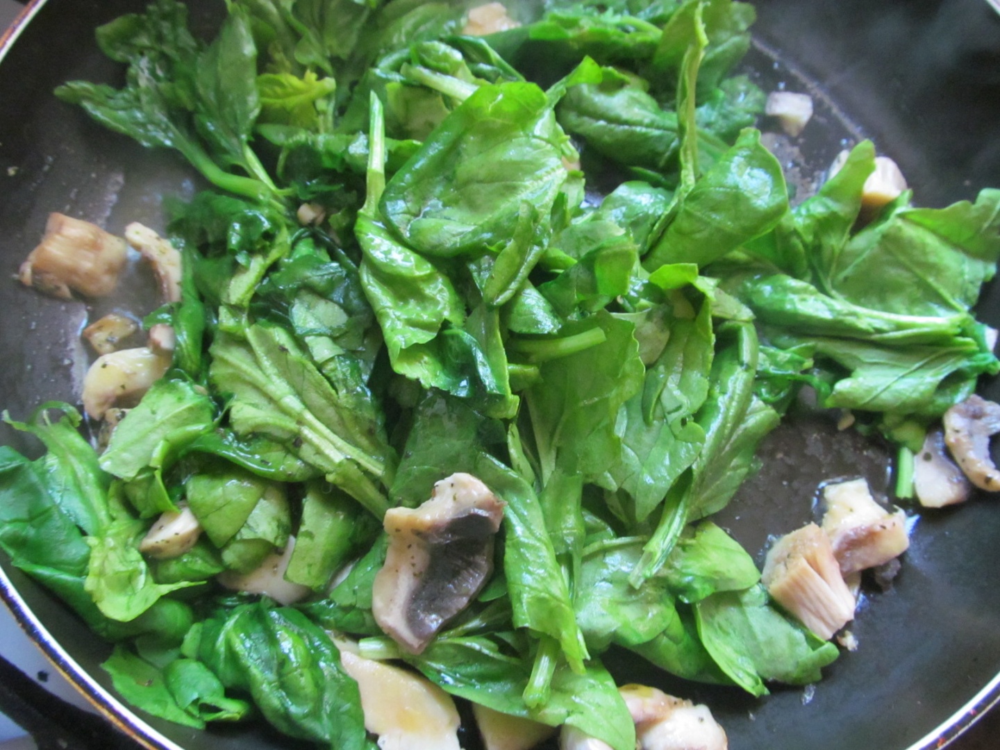 Tartă cu spanac, ciuperci și branzeturi