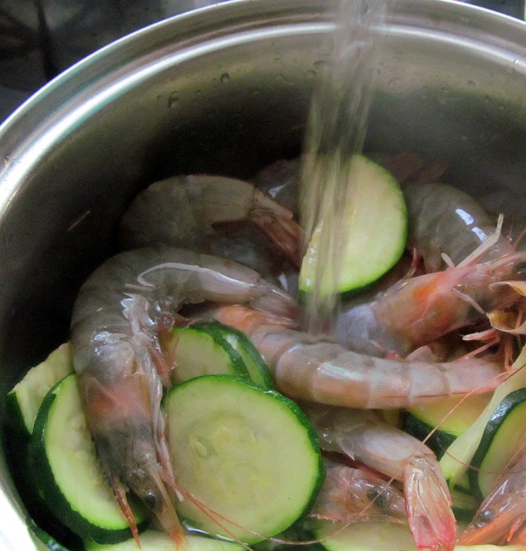 Spaghetti cu creveți și zucchini