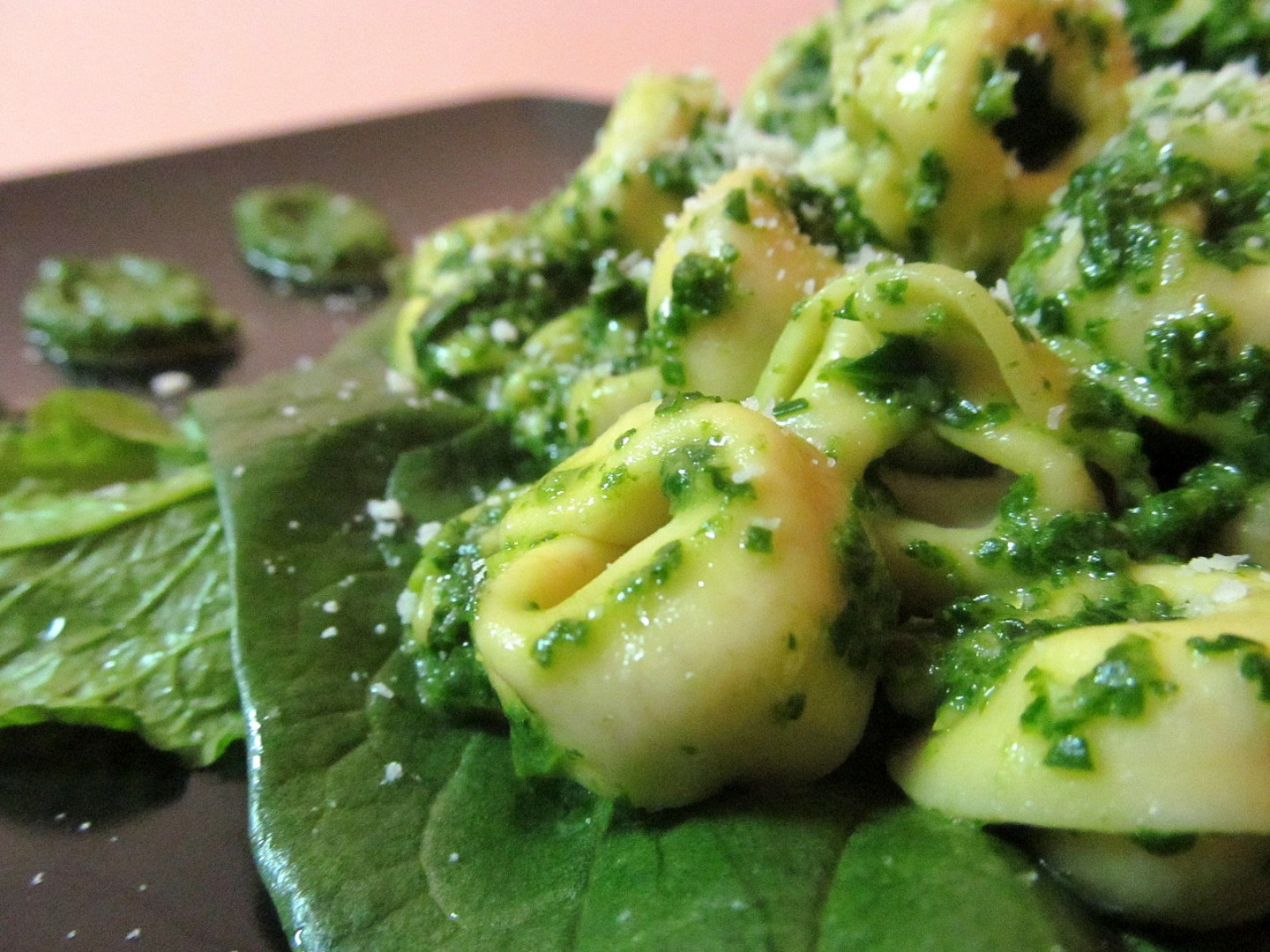 Tortellini în pesto de spanac și parmezan