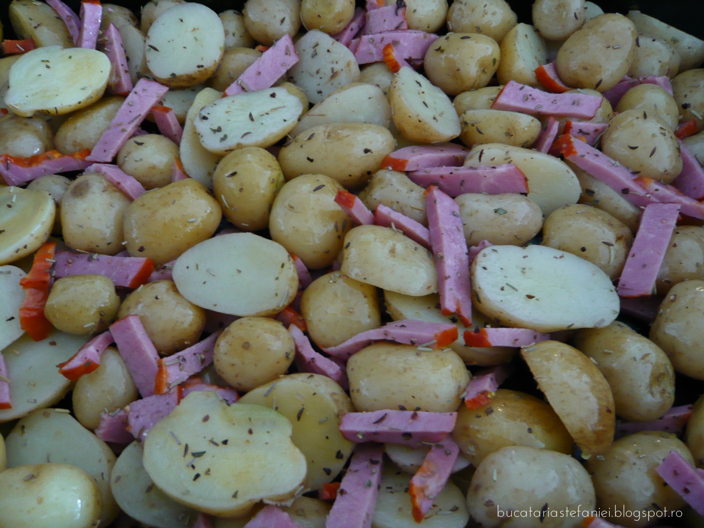 Cartofi noi cu bacon la cuptor