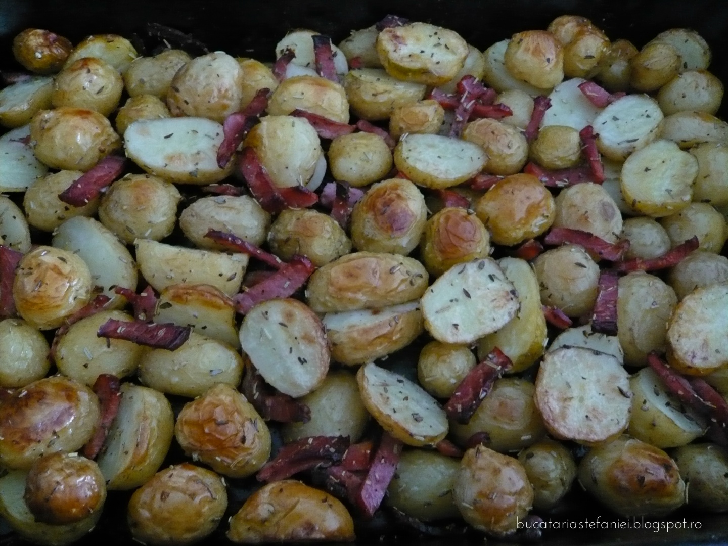 Cartofi noi cu bacon la cuptor