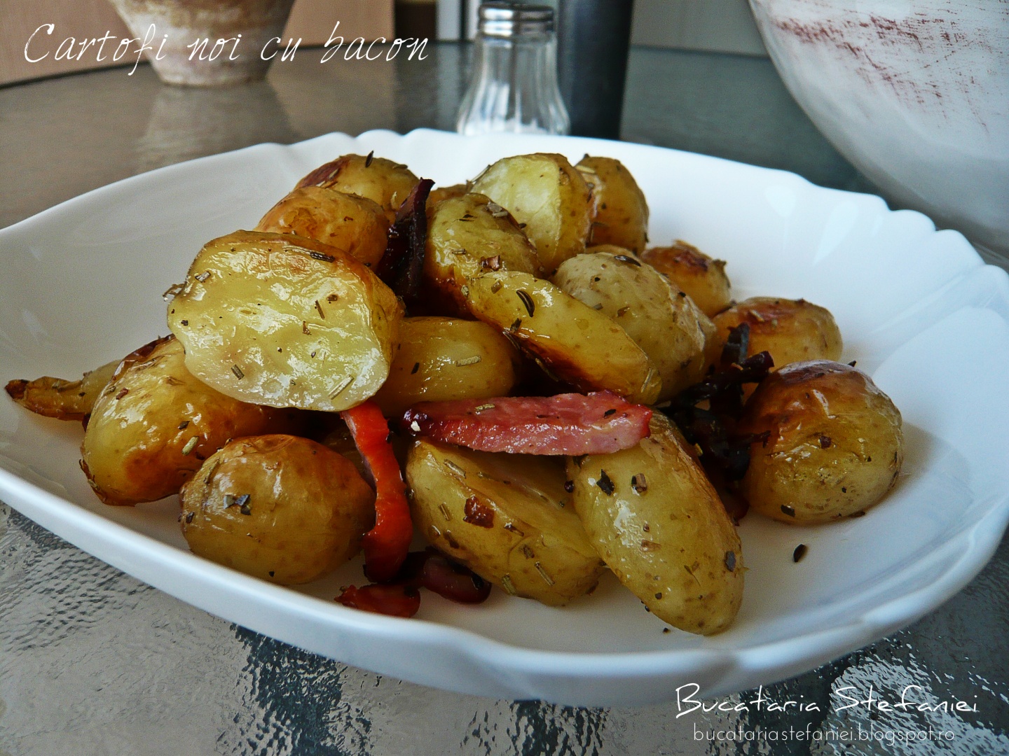 Cartofi noi cu bacon la cuptor