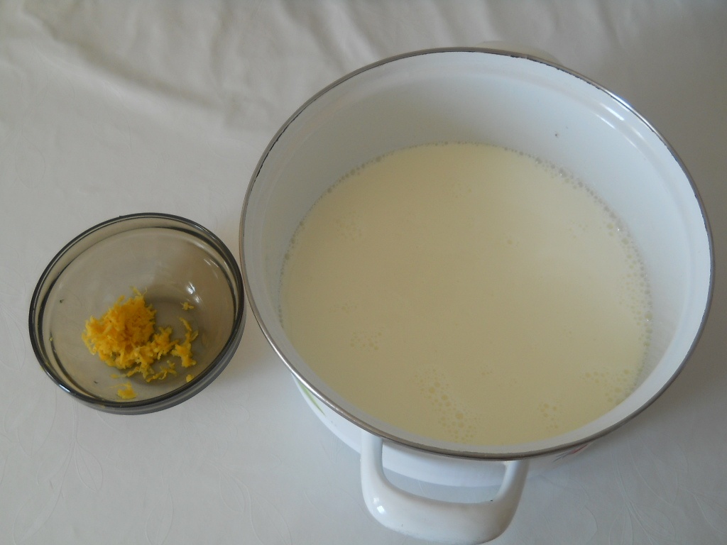 Budinca de orez cu capsuni si frisca