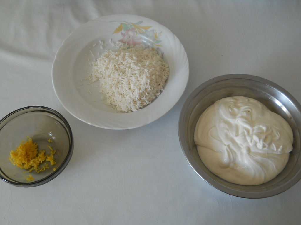 Budinca de orez cu capsuni si frisca