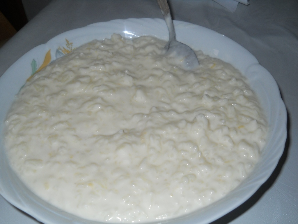 Budinca de orez cu capsuni si frisca