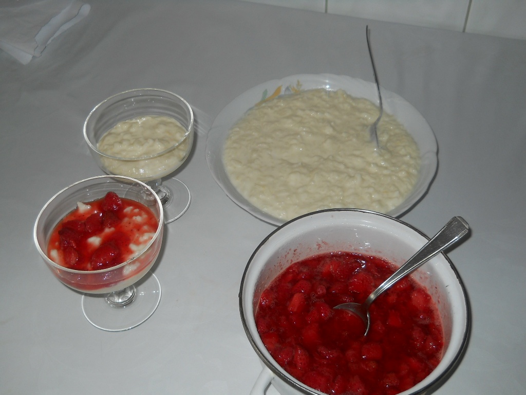 Budinca de orez cu capsuni si frisca