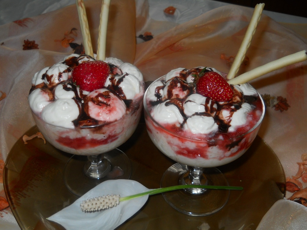 Budinca de orez cu capsuni si frisca