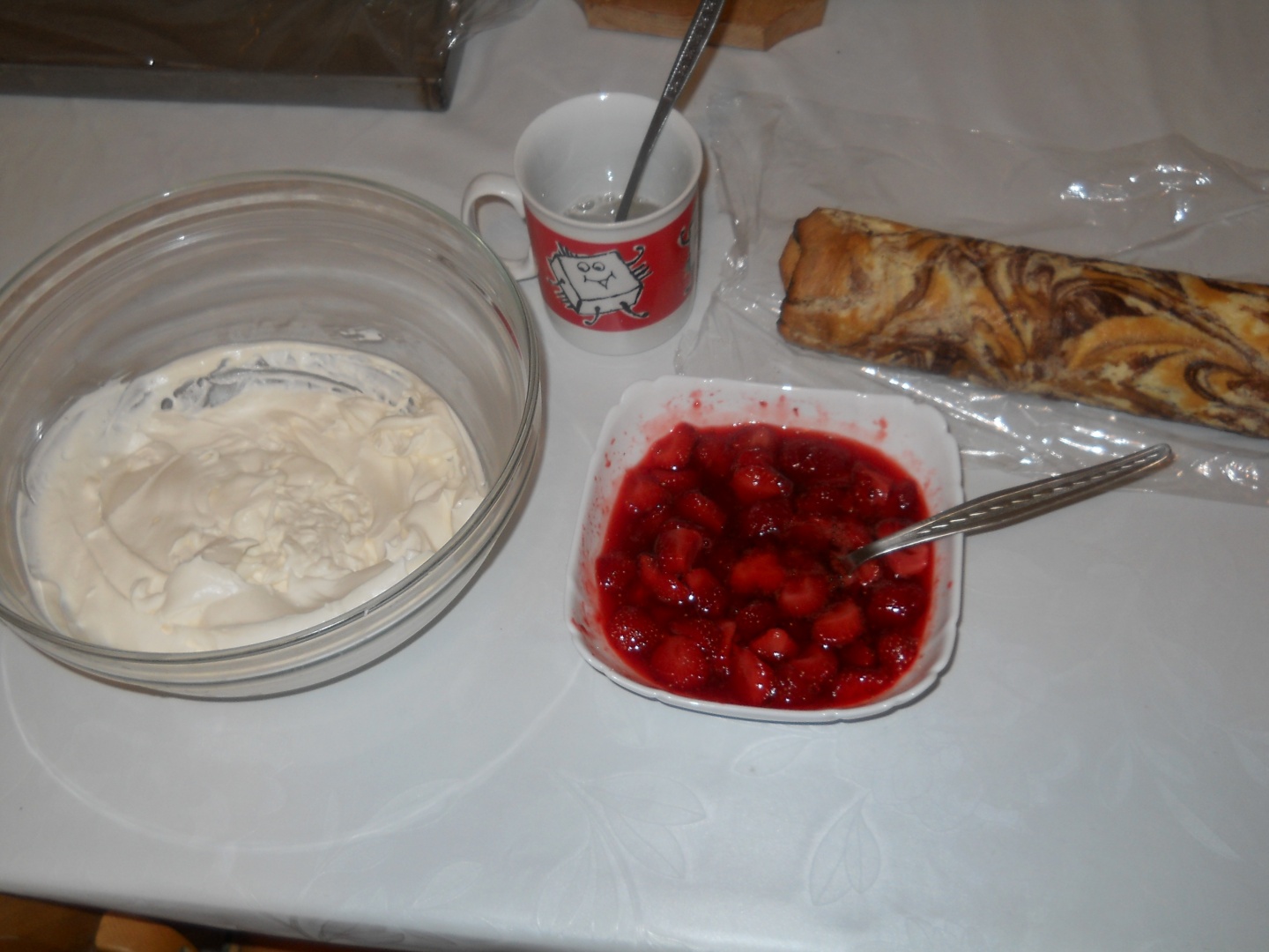 Rulada cu frisca si capsuni