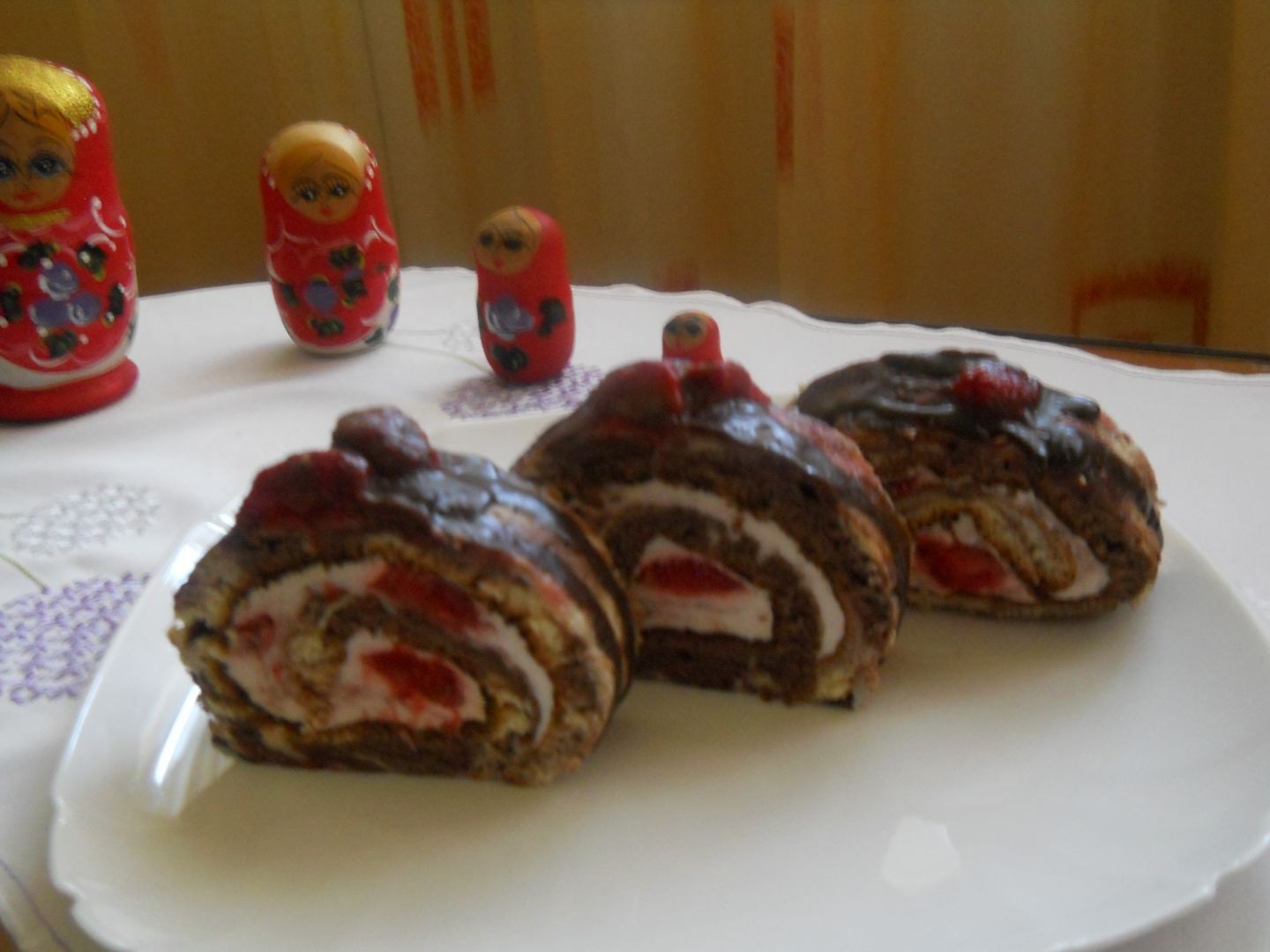 Rulada cu frisca si capsuni