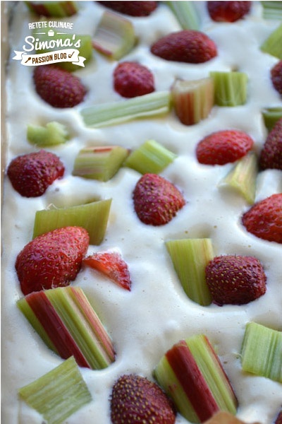 Prajitura  cu rubarba si capsuni