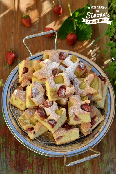 Prajitura  cu rubarba si capsuni