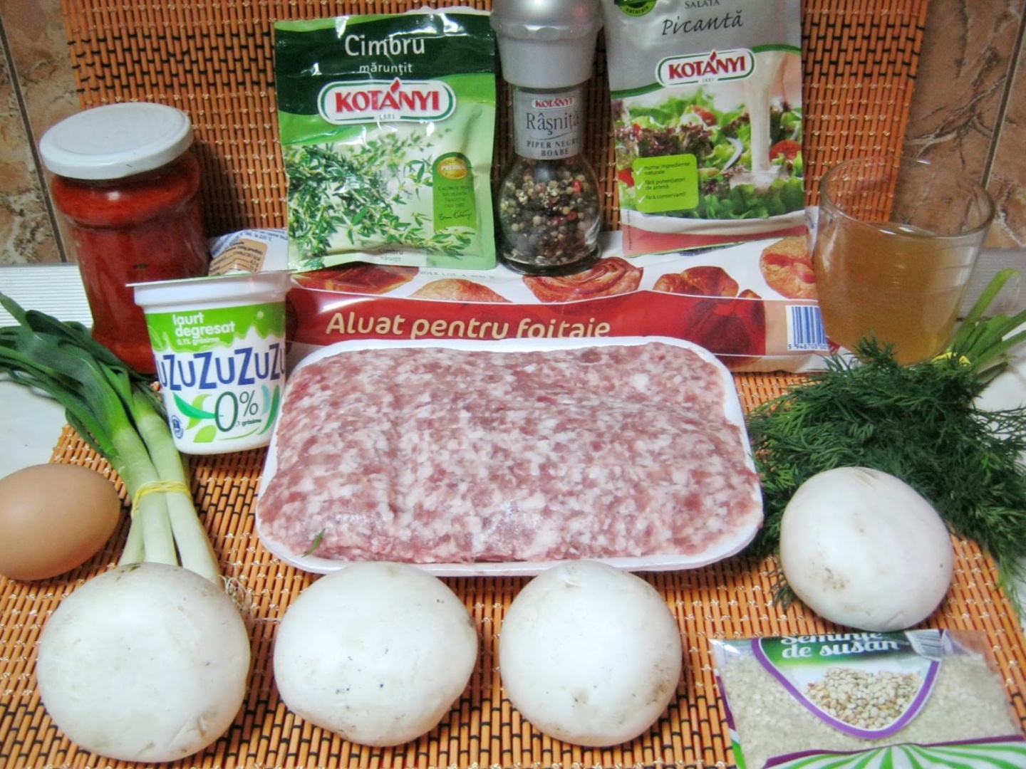 Rulouri cu carne tocata si sos picant