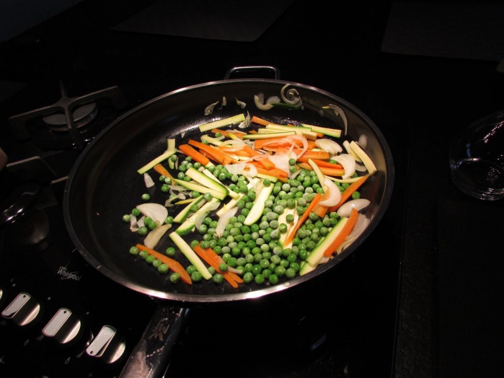 Fasii de piept de pui cu mazare, morcovi si zucchini