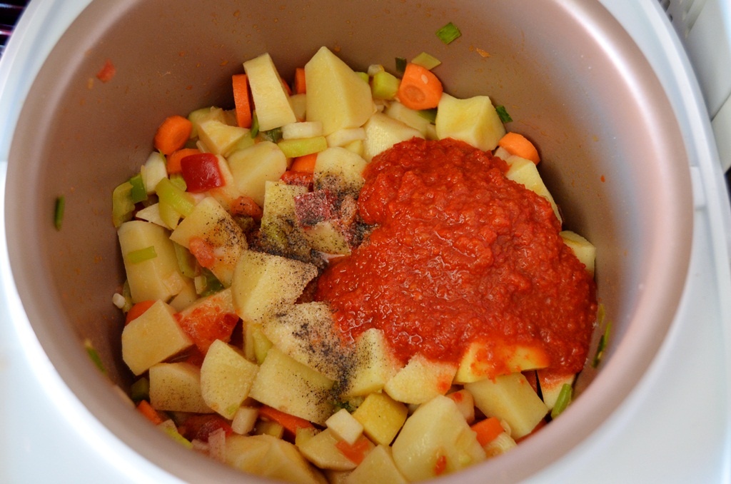 Gulyas de cartofi cu legume