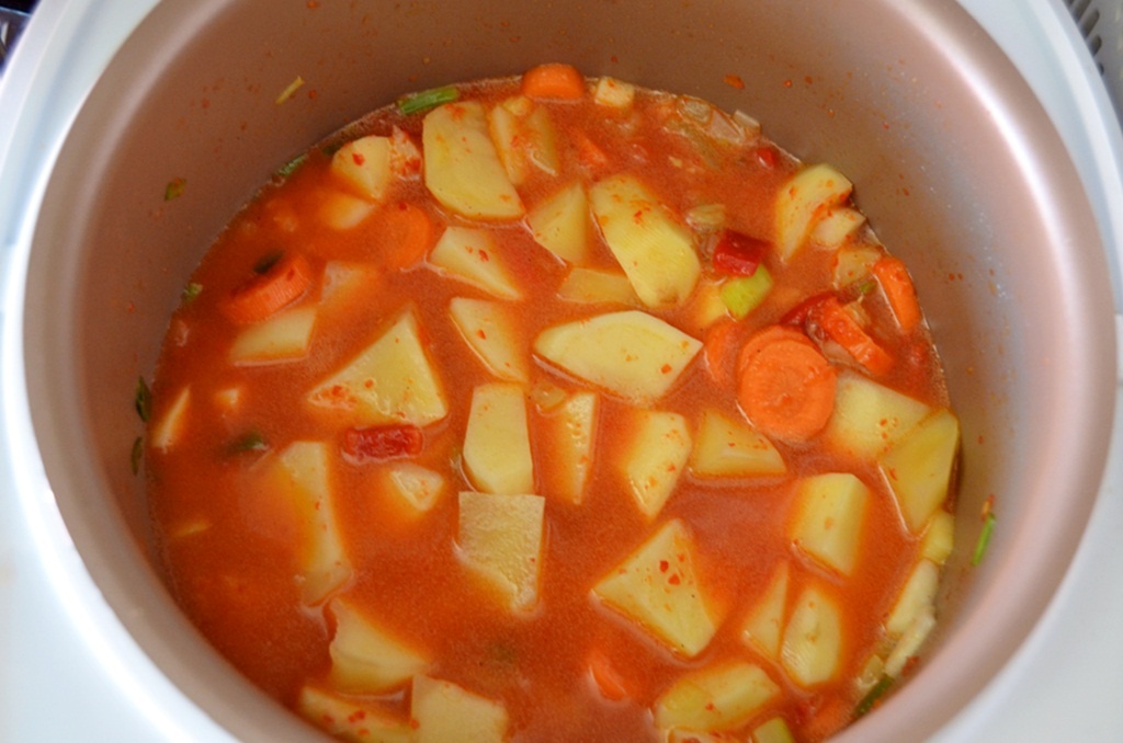 Gulyas de cartofi cu legume