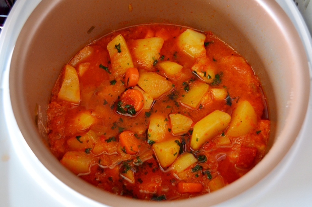 Gulyas de cartofi cu legume