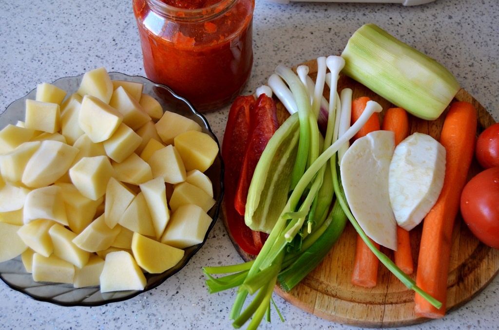 Gulyas de cartofi cu legume