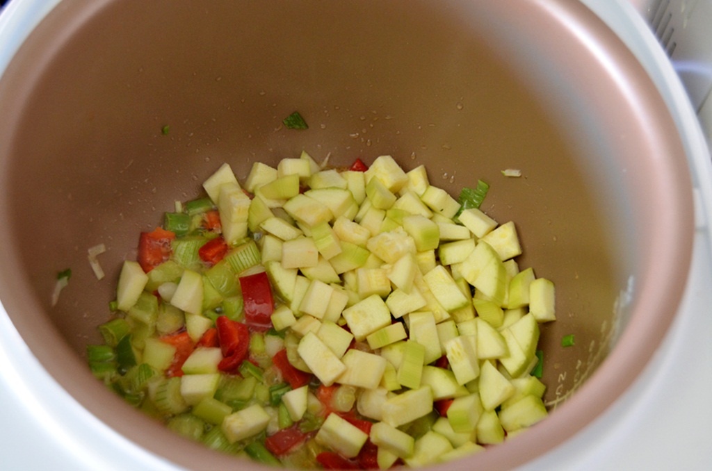 Gulyas de cartofi cu legume