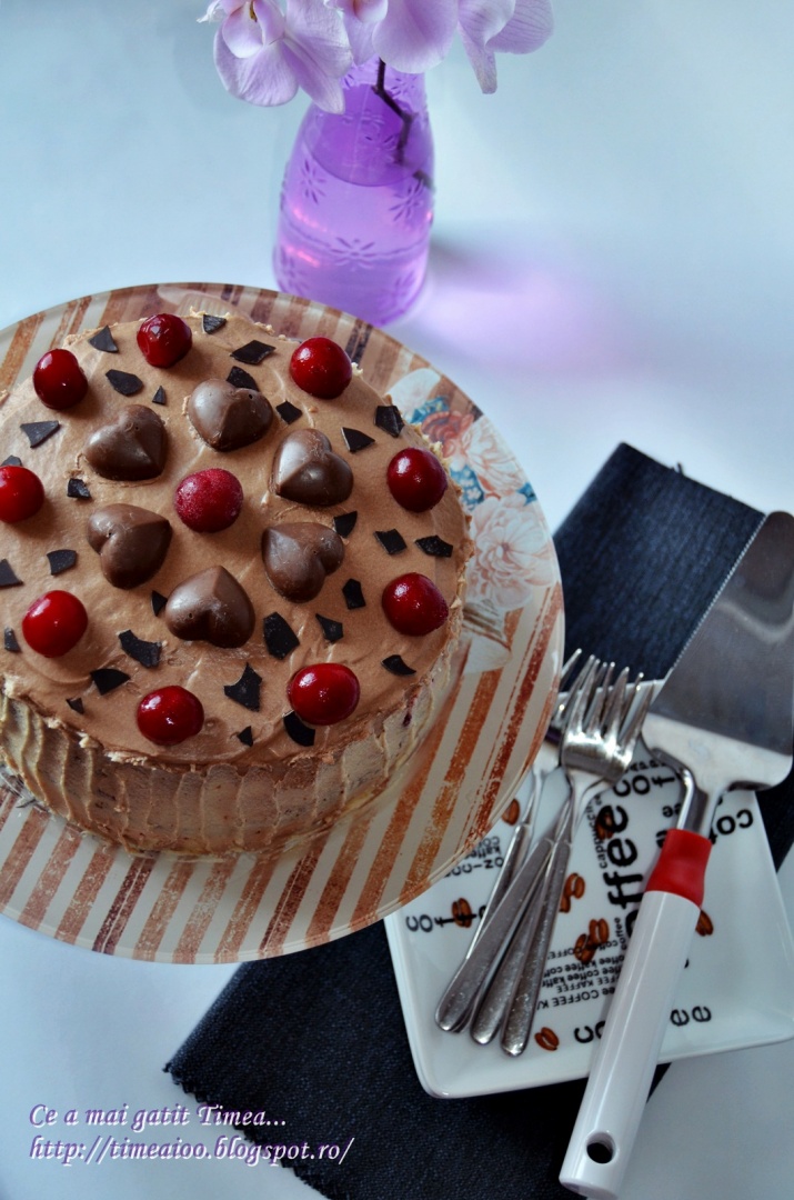 Tort cu visine si doua feluri de ciocolata