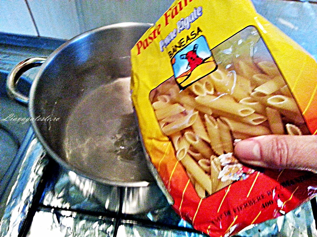Pene cu pasta de leurda si ou fiert