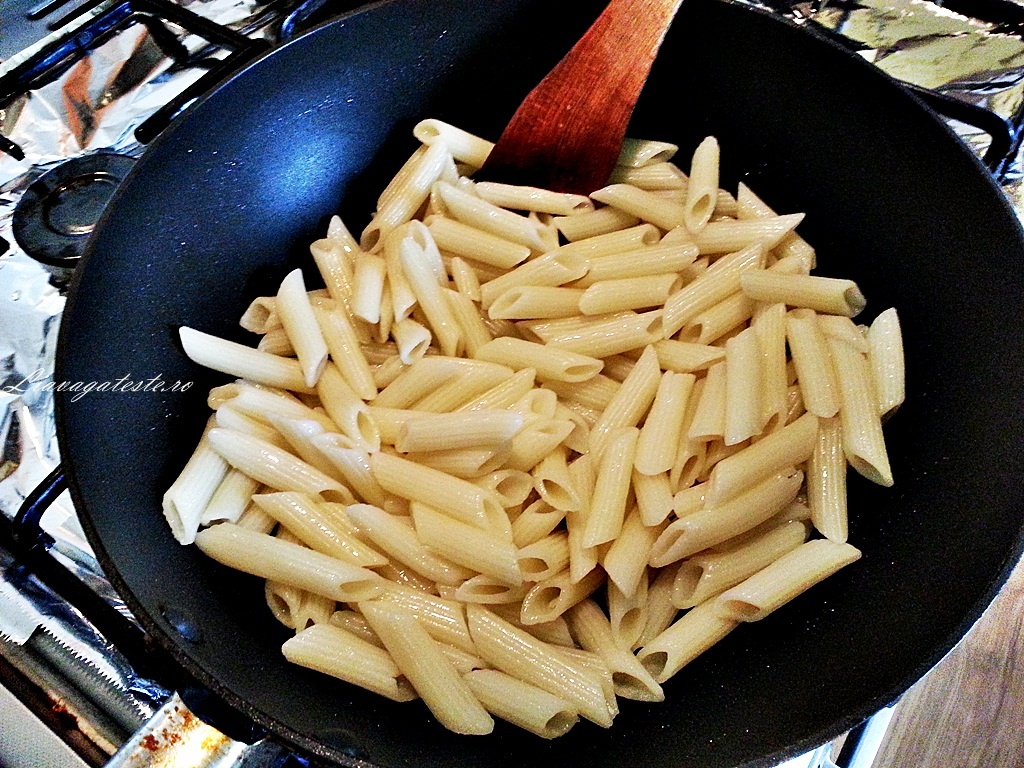 Pene cu pasta de leurda si ou fiert