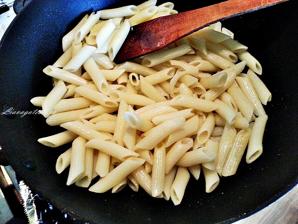 Pene cu pasta de leurda si ou fiert