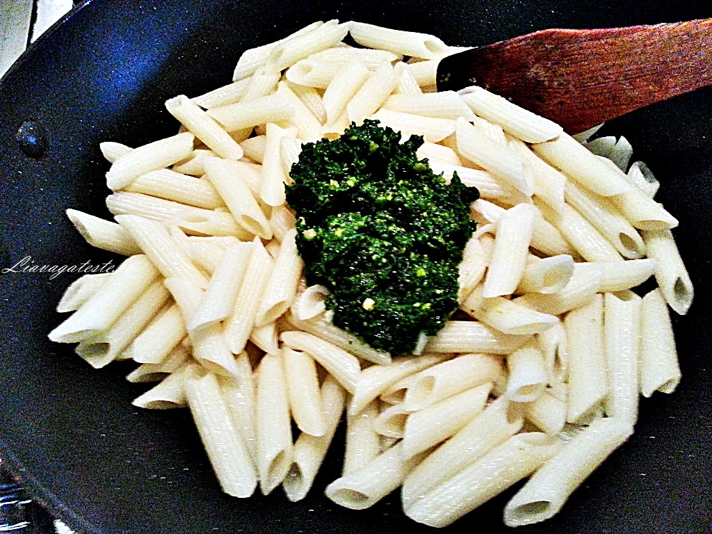 Pene cu pasta de leurda si ou fiert