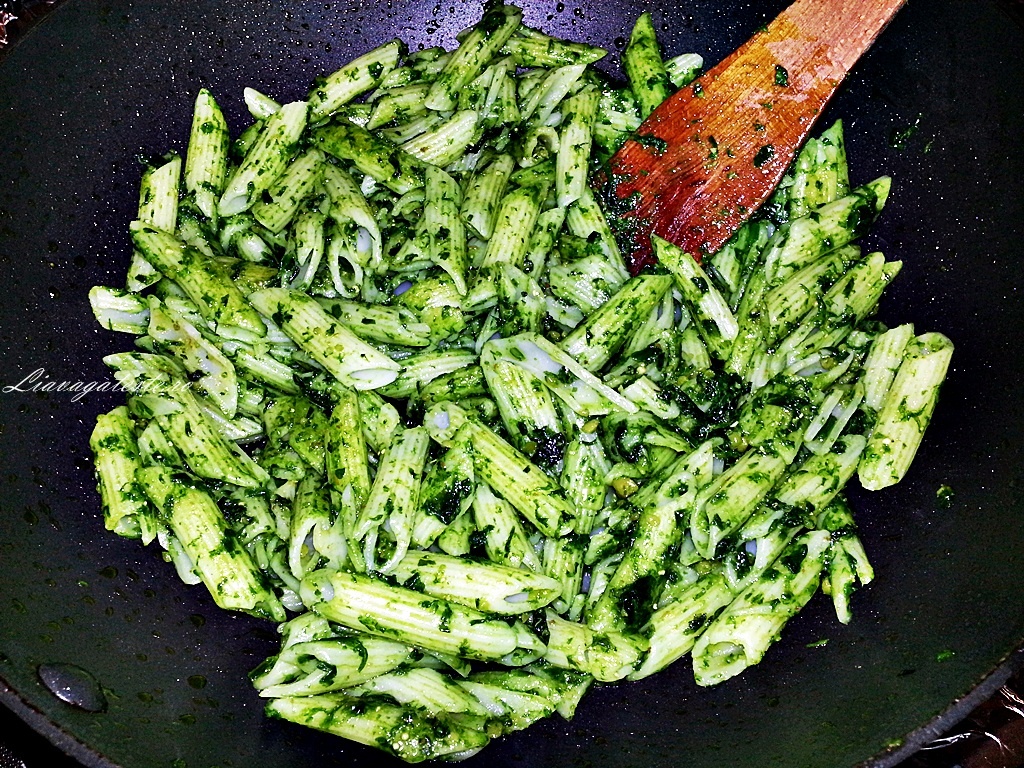 Pene cu pasta de leurda si ou fiert