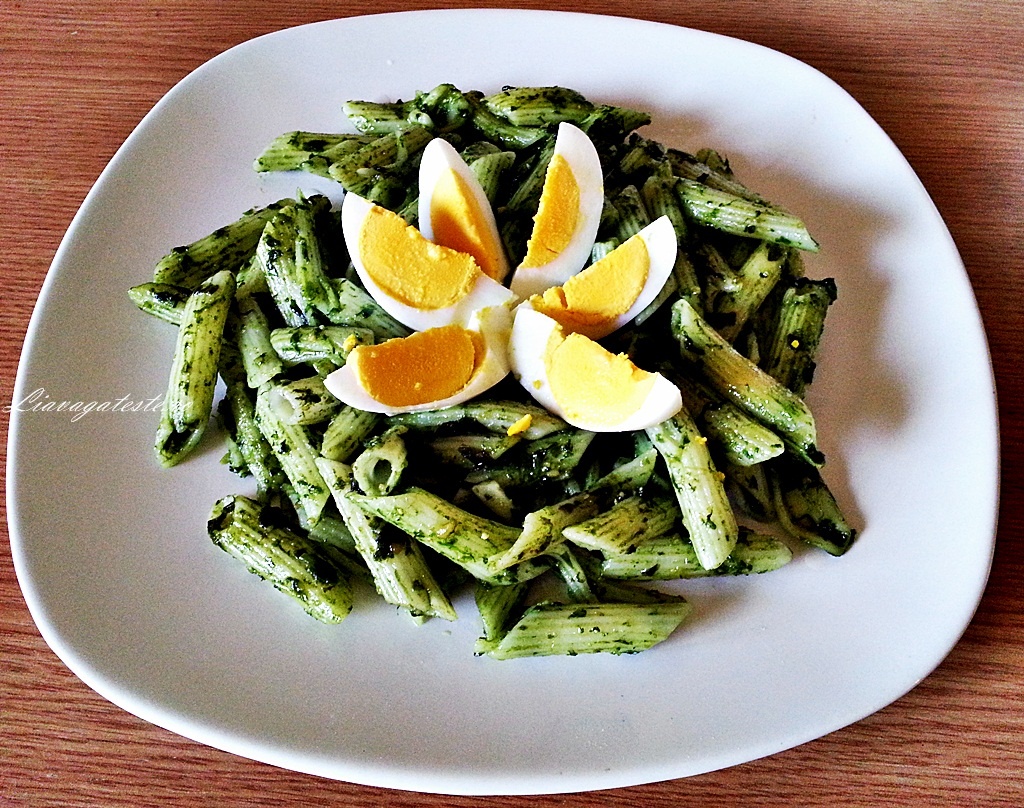 Pene cu pasta de leurda si ou fiert